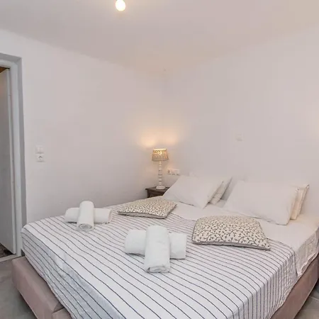 Peristeronas Village Otel