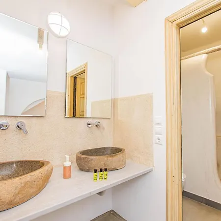 Peristeronas Village