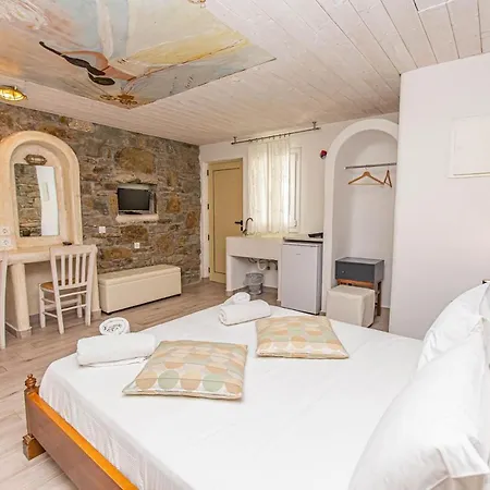 Peristeronas Village