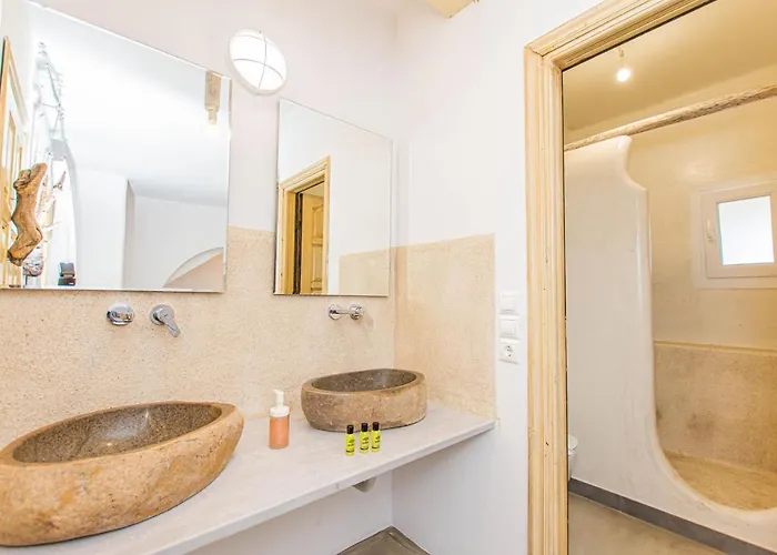 Peristeronas Village