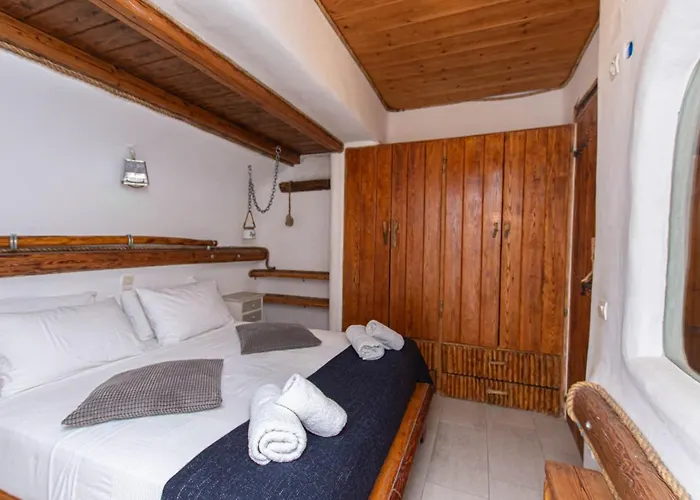 Peristeronas Village