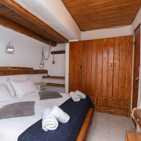 Peristeronas Village