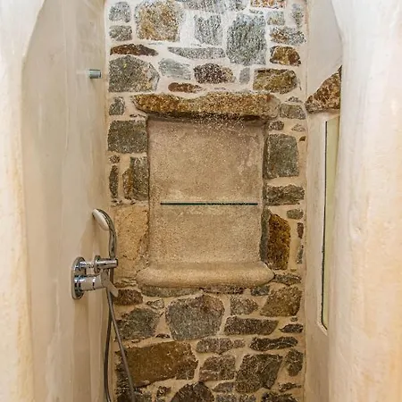 Peristeronas Village