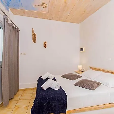 Peristeronas Village Hotel