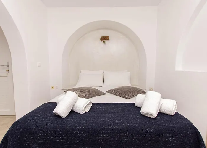 Peristeronas Village