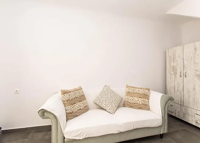 Peristeronas Village Hotel